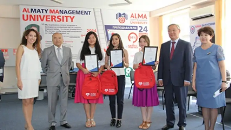 Гранты на обучение обладателям знака «Алтын белгі» вручил вице-министр образования и науки