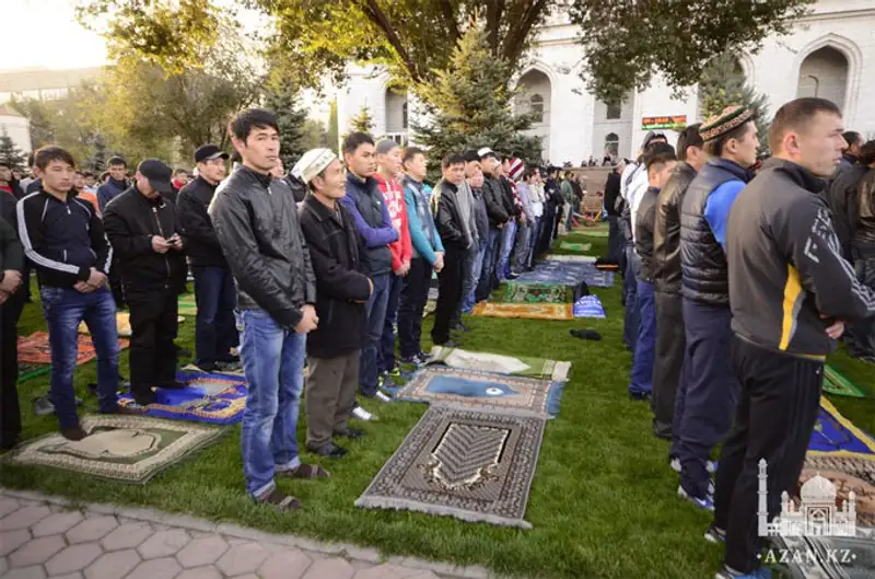 Курбан айт в Центральной мечети г. Алматы отпраздновало более 20 тысяч человек, фото - Новости Zakon.kz от 16.10.2013 22:40