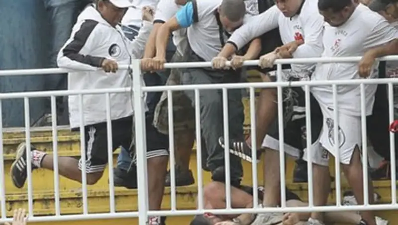 В драке футбольных фанатов в Бразилии пострадали четверо, фото - Новости Zakon.kz от 09.12.2013 14:56