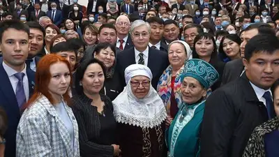 Токаев выразил благодарность казахстанцам, работавшим в новогоднюю ночь