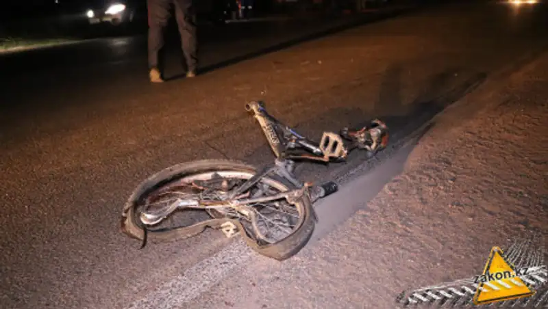 Велосипедист стал жертвой автомобиля на неосвещенной трассе