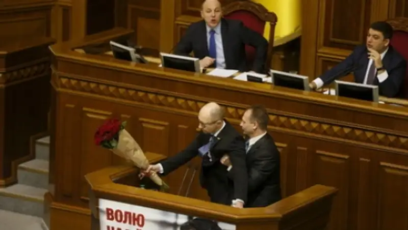 Напавший на Яценюка депутат рассказал о вине правительства в обнищании украинцев