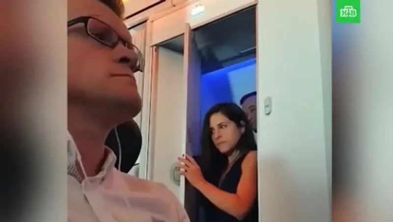 Уединившаяся в туалете самолета пара американских туристов попала на видео