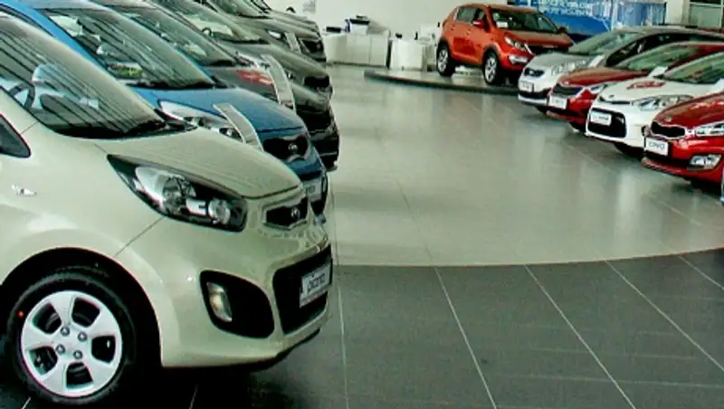 Смена курса доллара привела к очередному подорожанию авто