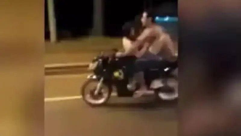 Молодой паре может грозить тюрьма за секс на мотоцикле в движении