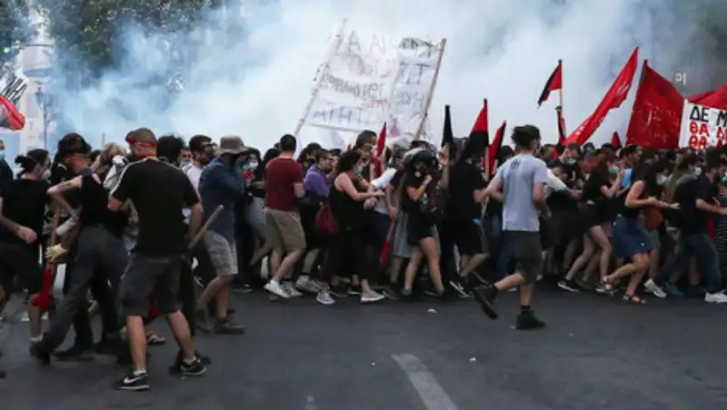 В Греции начались массовые протесты против закона о протестах