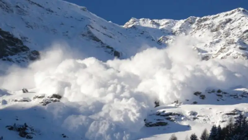 Жителей Алматы предупреждают об опасности схода лавин в горах