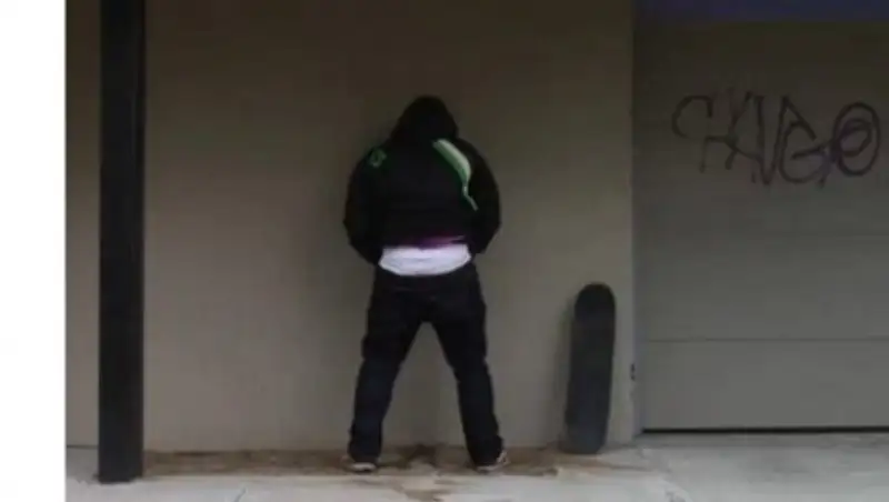 В Астане оштрафовали таксистов, справлявших нужду за Дворцом бракосочетания