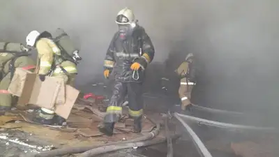 В Шымкенте почти три часа тушили пожар в цехе, фото - Новости Zakon.kz от 15.01.2023 14:01