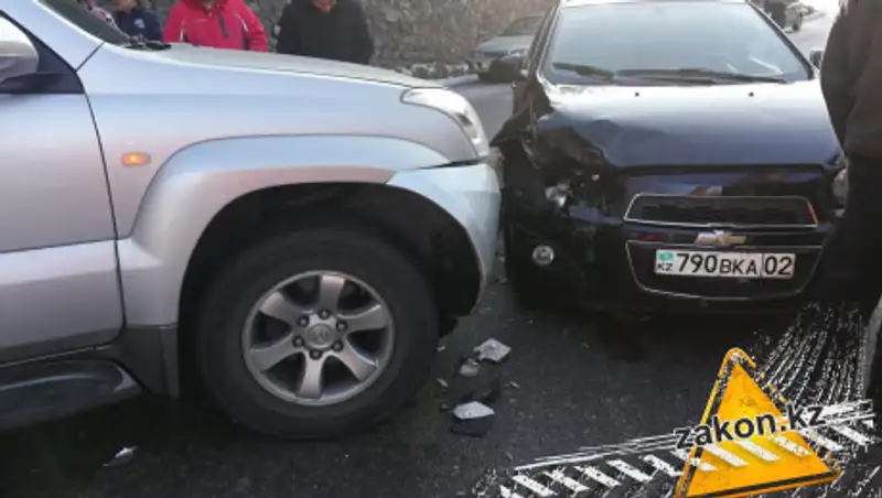 Четыре автомобиля столкнулись на горной трассе близ Алматы