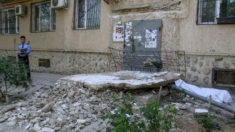 ЧП в Актау: уголовное дело завели после обрушения козырька дома