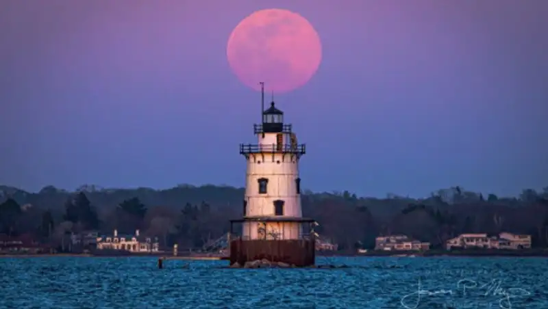 Жители планеты наблюдали самое яркое суперлуние года