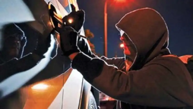 Три подростка с пистолетом угнали автомобиль в Шымкенте