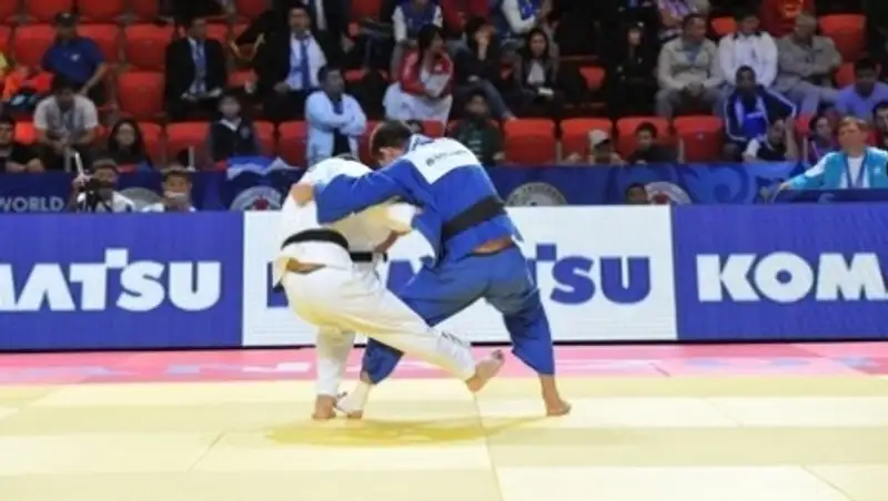 Казахстанец Муканов в первой схватке дисквалифицирован с чемпионата мира по дзюдо
