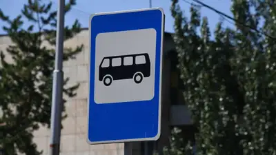 В Алматы машина въехала в остановку с людьми, фото - Новости Zakon.kz от 28.08.2023 14:03