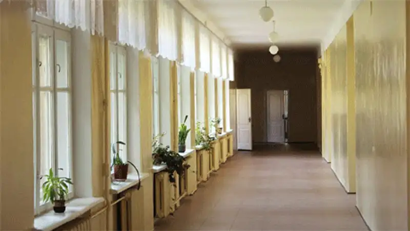 Десятки родителей требуют уволить вахтера одной из алматинской школ