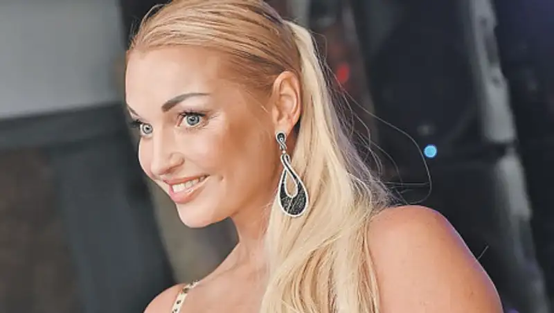 Волочкова вызвала Навального на дуэль шпагатами