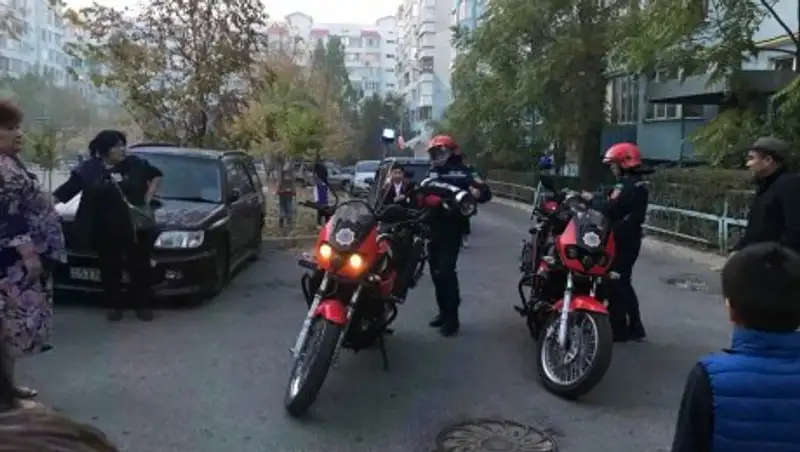 Потушившие пожар спасатели на мотоциклах удивили алматинцев