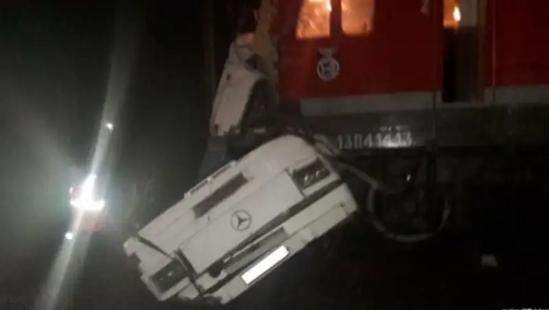 МИД: В ДТП с автобусом и поездом пострадал еще один казахстанец