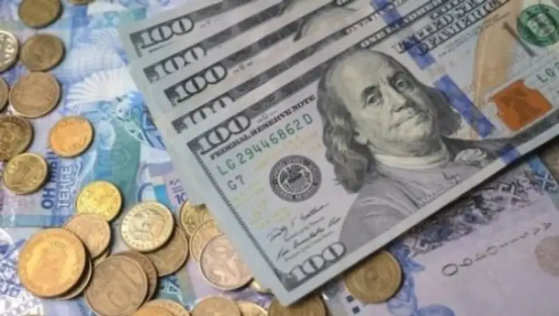 Доллар еще подешевел на торгах