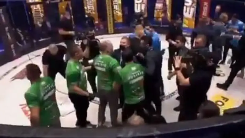 Не согласный с поражением словенский боец напал на россиянина после поединка