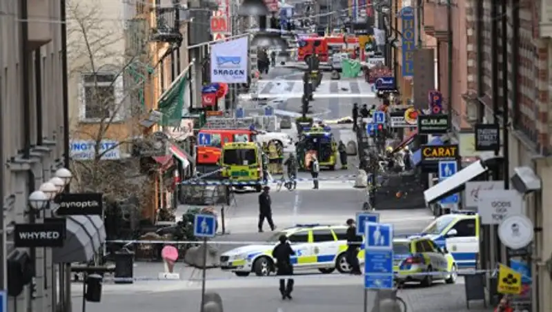 Полиция допрашивает двух человек по делу о теракте в Стокгольме
