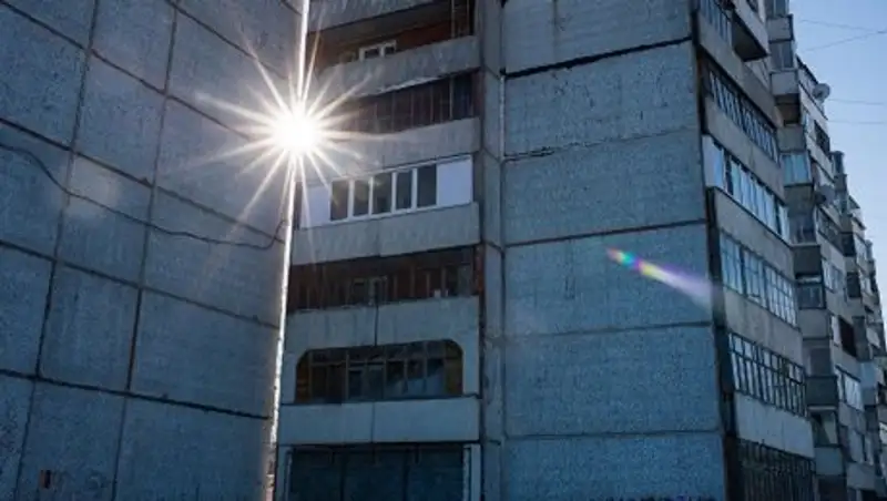 В Актау женщина погибла после падения с высотки