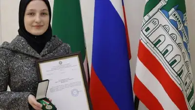 дочь главы Чеченской республики, медаль, фото - Новости Zakon.kz от 11.12.2021 00:16