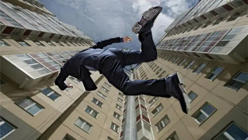 Мужчина сорвался с четвертого этажа, перелезая с одного балкона на другой