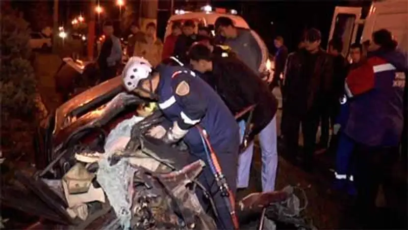 BMW разорвало на две части в Алматы