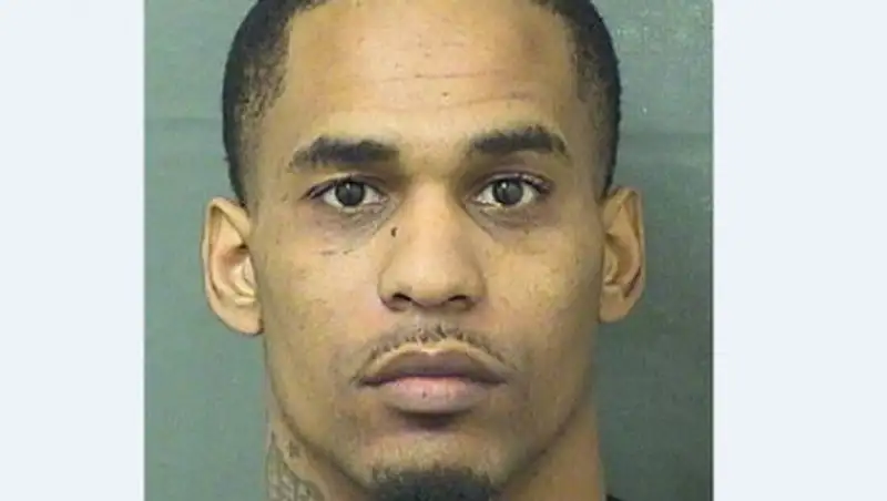 Мужчина в инвалидном кресле с АК-47 заехал в школу в США