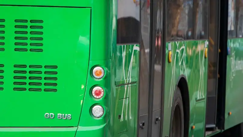 В Алматы завели уголовное дело после нападения водителя автобуса на мужчину