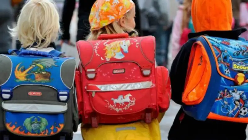 Названа причина тяжелых рюкзаков столичных школьников