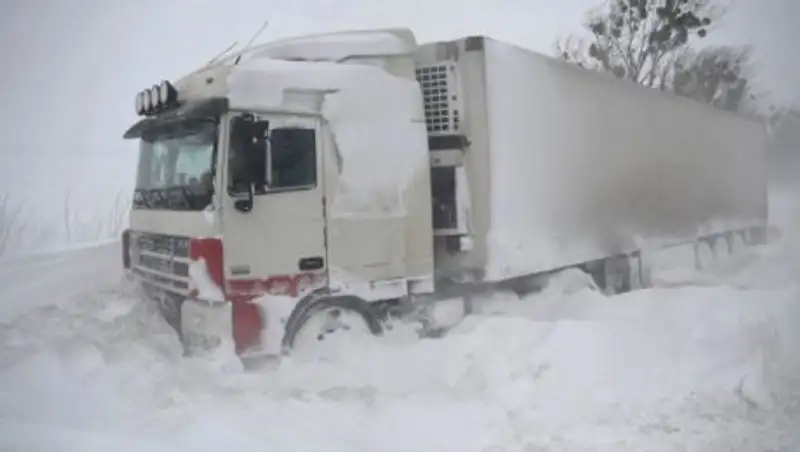 Из-за непогоды спасатели эвакуировали на трассах Казахстана сотни человек