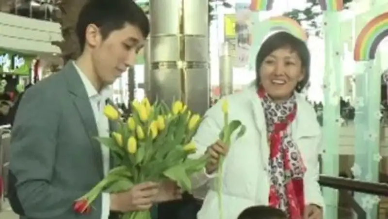 Мужчины Актобе устроили акцию «Тюльпаны дамам»