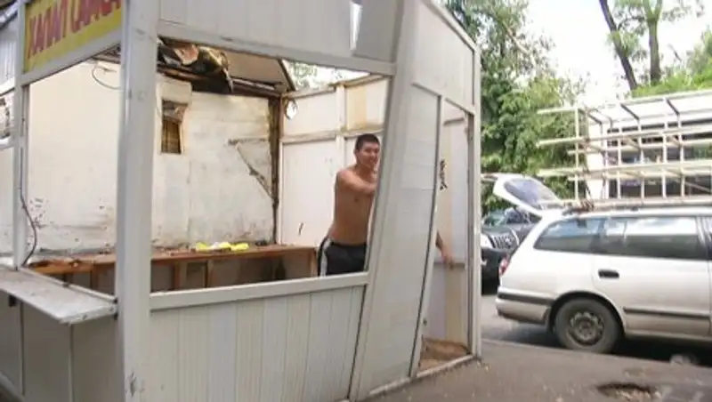 В Алматы продолжают сносить незаконные объекты торговли