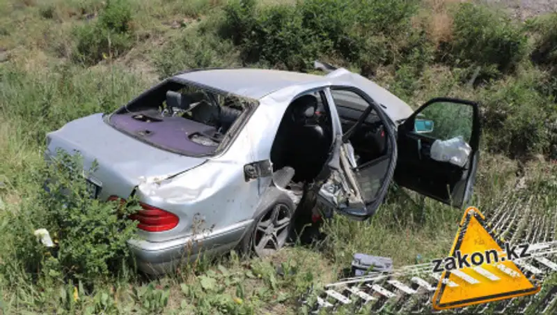 Mercedes вылетел с дороги на трассе Алматы - Бишкек, погиб человек