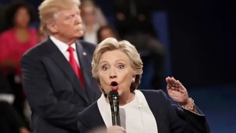 У мухи, севшей на бровь Клинтон, появился аккаунт в Twitter