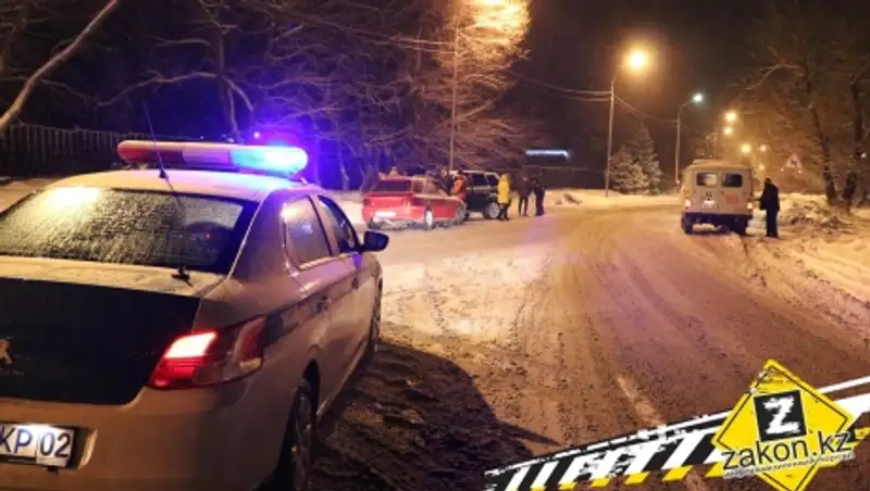 В Алматы дрифт по дороге к Медео закончился ДТП, в котором пострадал грудничок