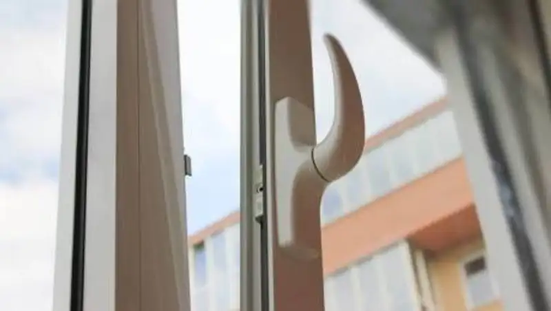 Несовершеннолетняя выпала из окна пятого этажа в Аксу