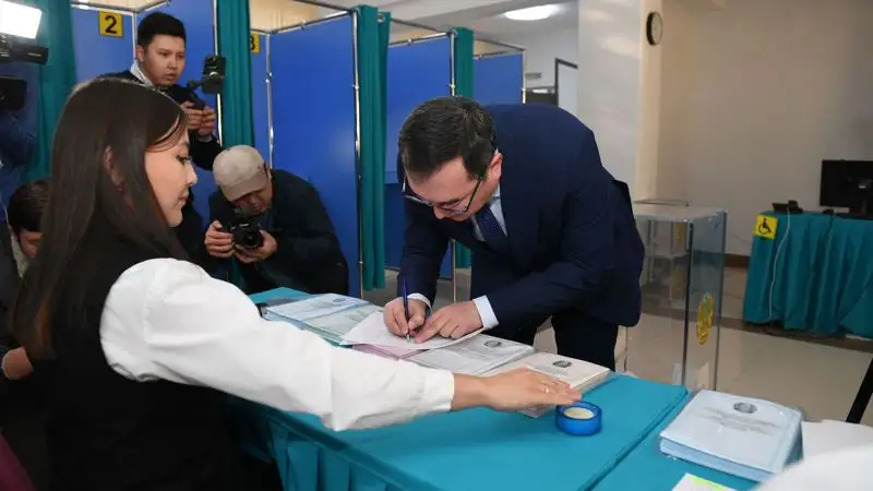 Аким Алматинской области проголосовал на выборах, фото - Новости Zakon.kz от 19.03.2023 10:26