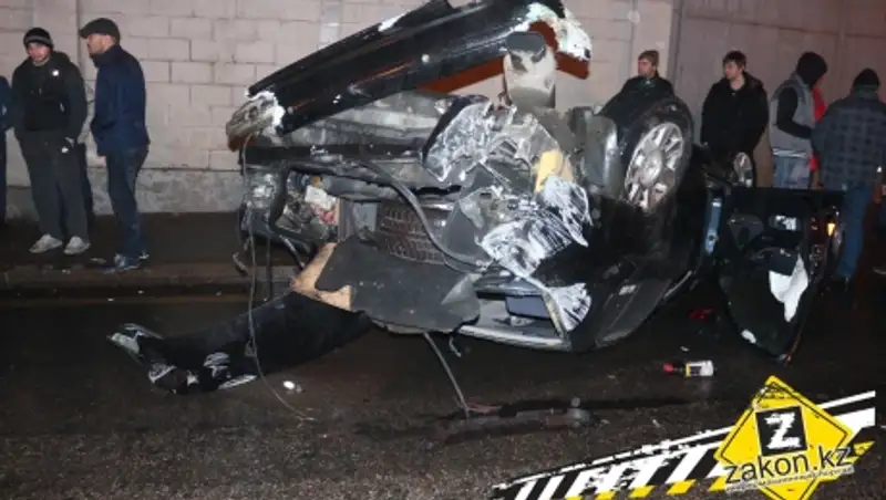 В Алматы БМВ после столкновения со встречной машиной перевернулась несколько раз