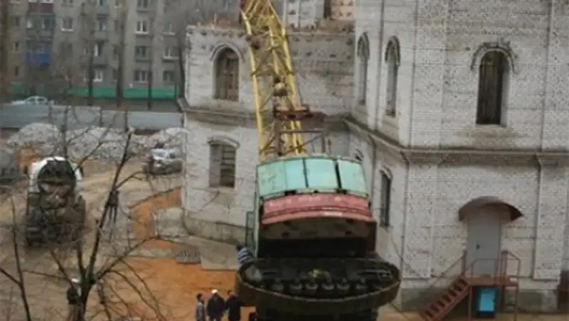 Башенный кран обрушился на церковь в Липецке
