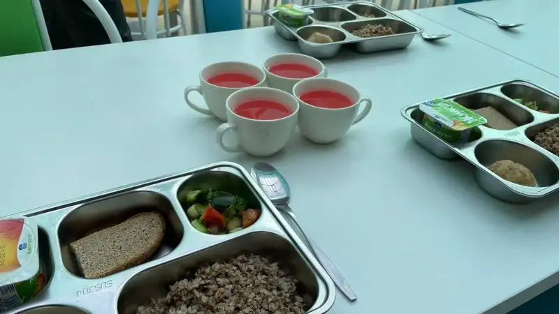 Ланч-боксы, как в американских фильмах: что едят школьники Алматы