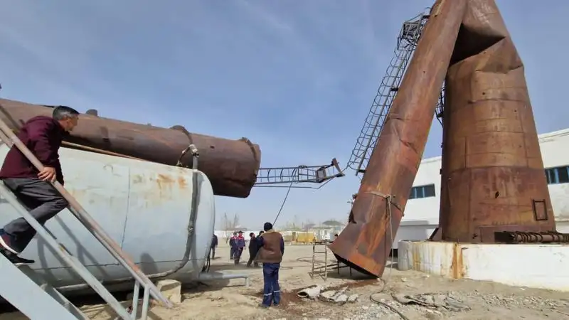 В Кызылорде ветер погнул трубу на предприятии и сорвал крыши домов