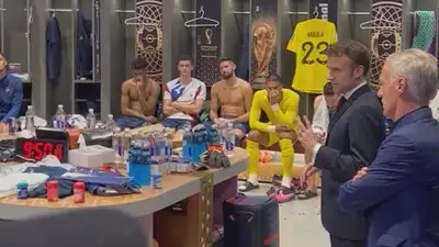 Макрон с футболистами сборной Франции, фото - Новости Zakon.kz от 19.12.2022 10:42