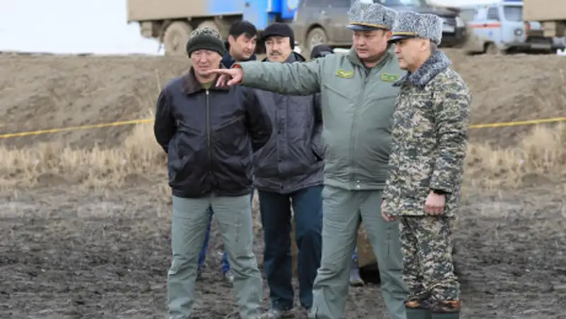 Министр обороны прибыл к месту крушения вертолета