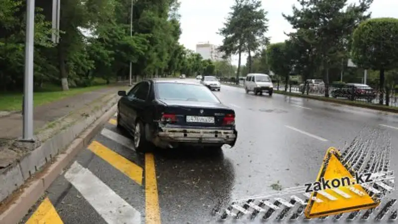 В Алматы BMW снес разделительные ограждения