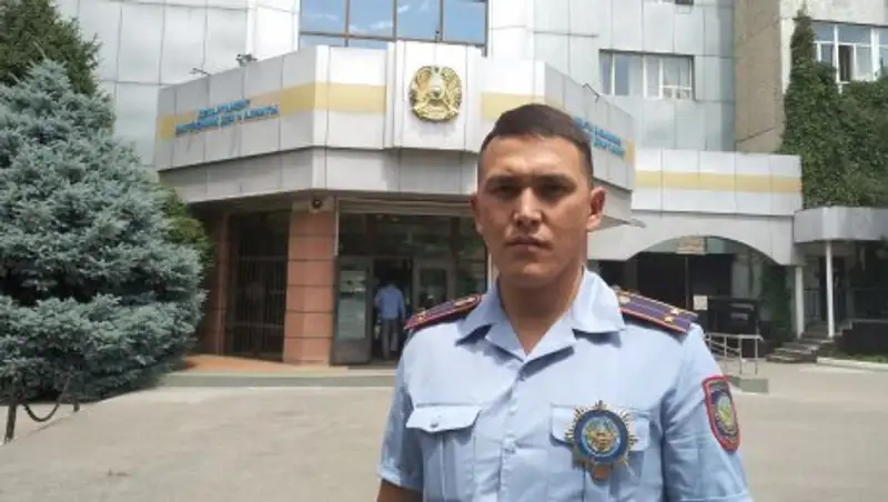 "Так нас учили с детства". Полицейский предотвратил суицид в Алматы