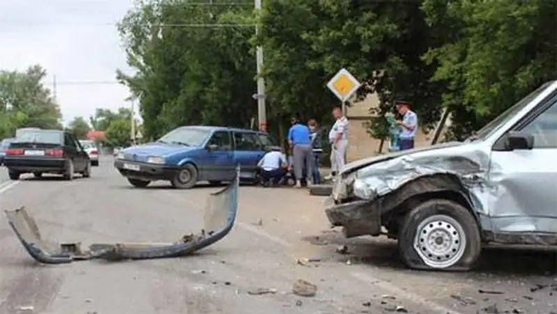 В Уральске "Мазда" выехала на встречную полосу и протаранила две машины